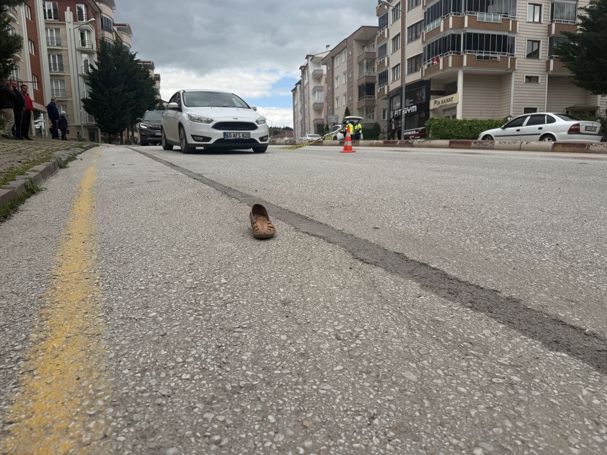 Alkollü sürücünün kullandığı otomobilin çarptığı kadın kurtarılamadı
