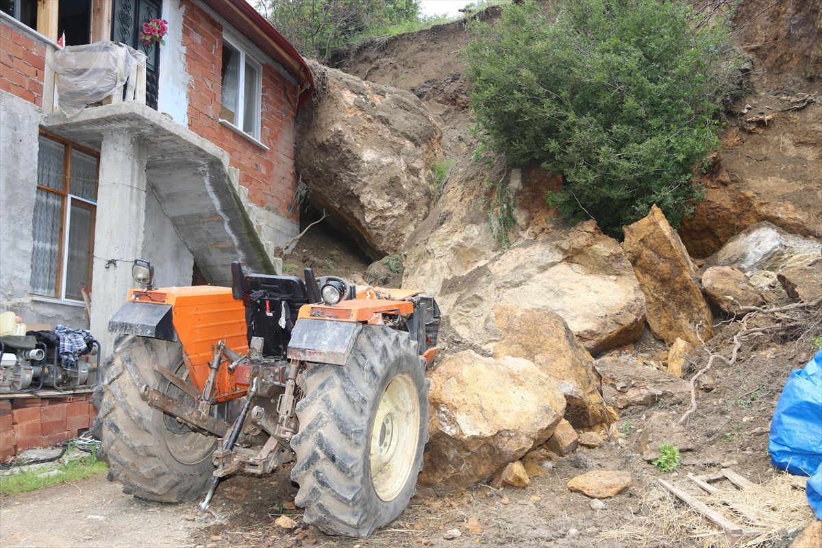 Amasya'da heyelanda kaya parçası düşen ev ve traktörde hasar oluştu