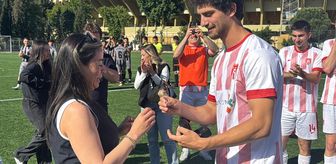 Amatör futbolcu, sahada kız arkadaşına sürpriz evlenme teklifinde bulundu