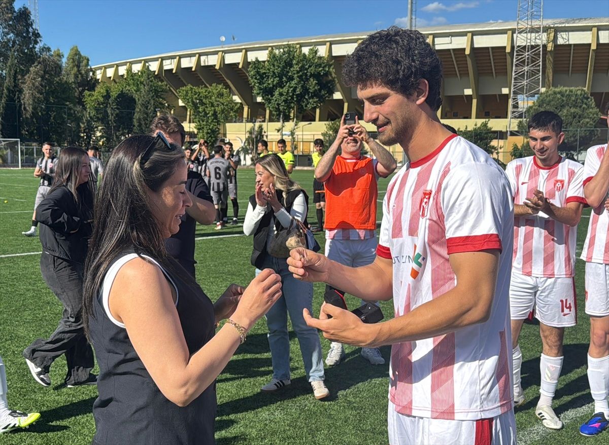 Amatör futbolcu, sahada kız arkadaşına sürpriz evlenme teklifinde bulundu