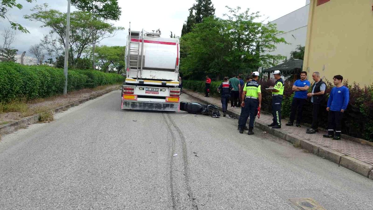 Antalya'da feci kaza: Tırın altında kalan 19 yaşındaki motosikletli genç hayatını kaybetti