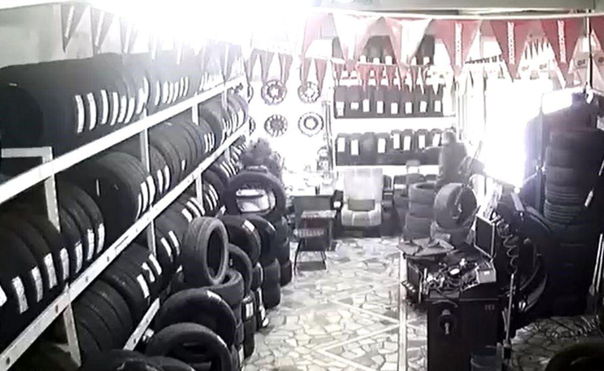 Bayrampaşa'da iş yerine düzenlenen silahlı saldırı kamerada
