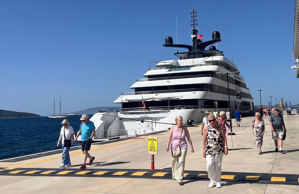 Bodrum'a iki kruvaziyerle 1860 turist geldi