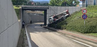 Bursa'da köprülü kavşakta 3 metre yüksekten devrilen kamyonetteki 3 kişi yaralandı