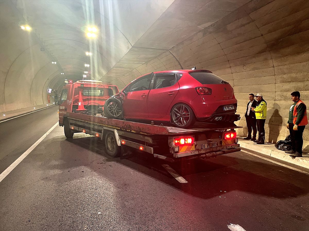 Bursa'da otomobille motosikletin çarpıştığı kazada 1 kişi öldü, 2 kişi yaralandı
