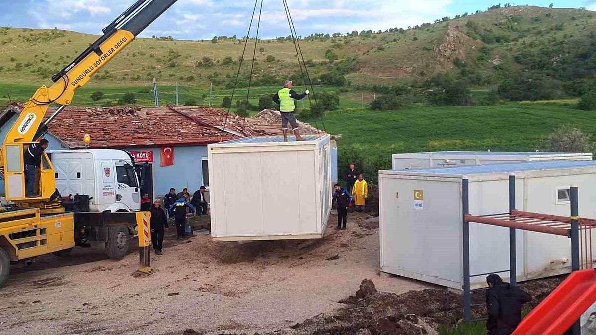 Çorum'da hortumdan etkilenen köylerde yaralar sarılıyor