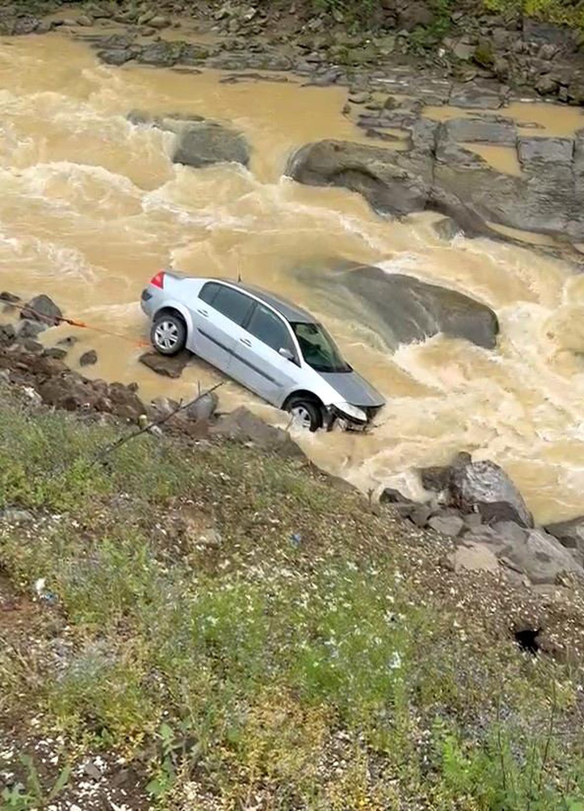 Dereye uçan otomobilin sürücüsü kazayı ucuz atlattı