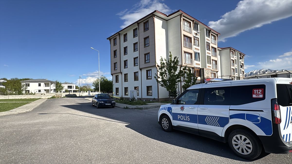 Erzincan'da apartmanın dördüncü katından düşen otizmli çocuk yaralandı