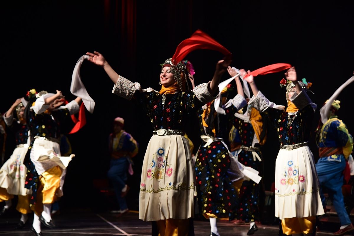 Eskişehir'de dans gösterisi ve türkü konseri gerçekleştirildi