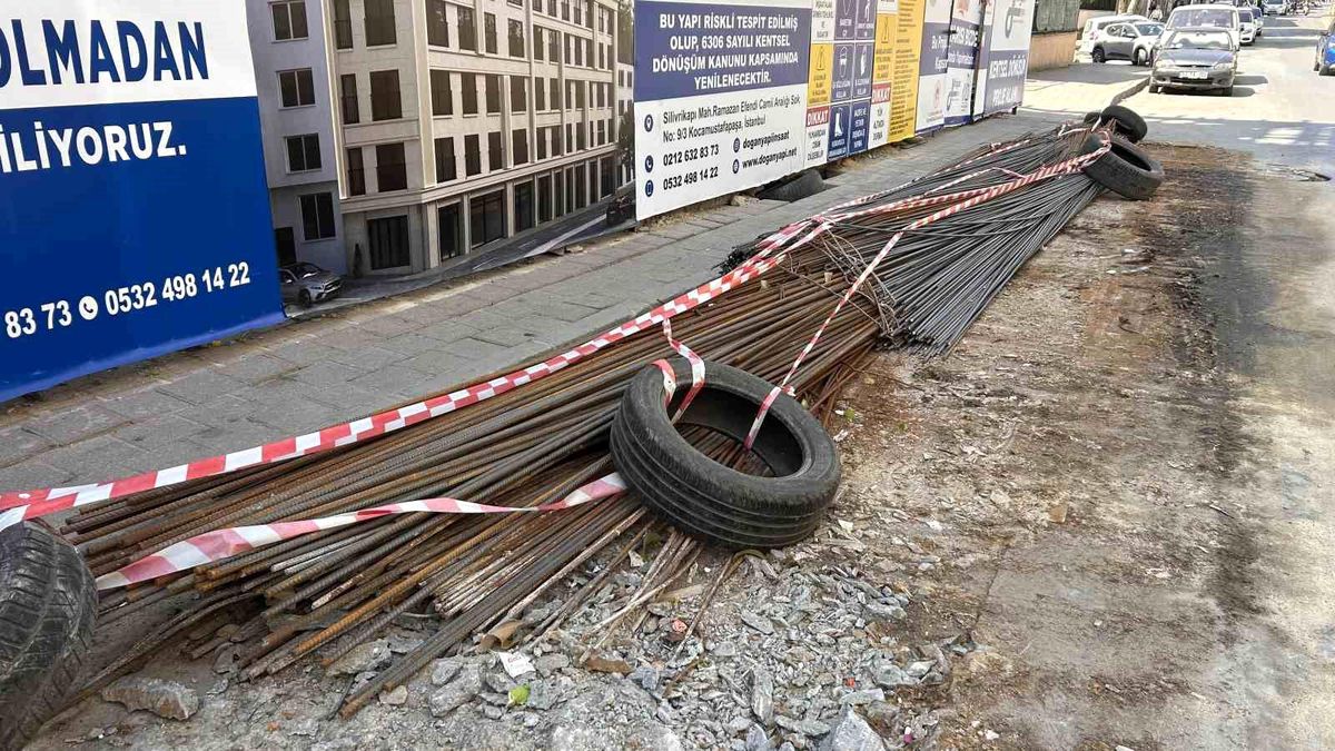 Fatih'te İETT otobüsünün altından giren inşaat demiri, yolcuyu yaraladı