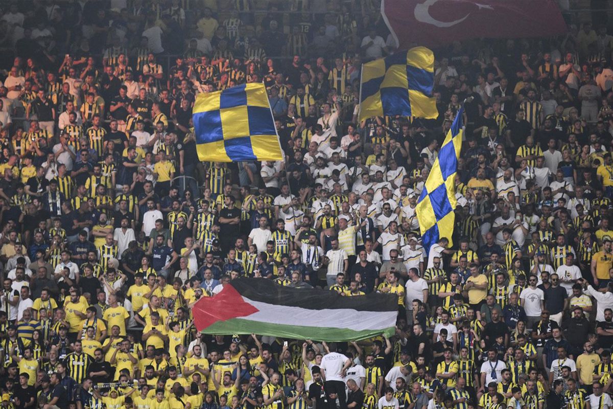 Fenerbahçe taraftarlarından oyuncularına protesto