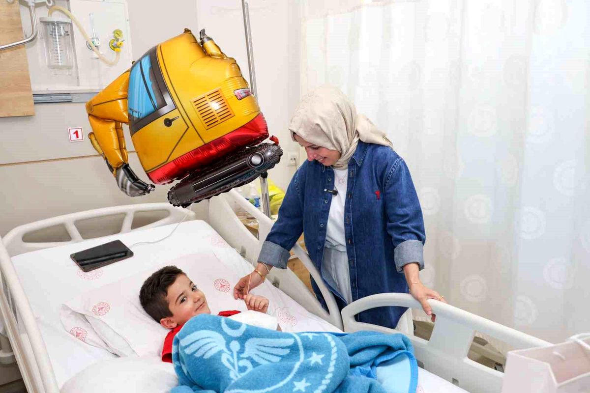 Hastanede tedavi gören çocuklarla sevindiren hediyeler