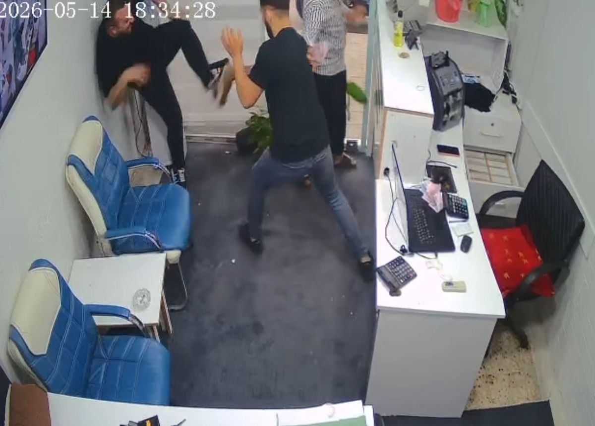 Hatay Reyhanlı'da döviz bürosuna silahlı saldırı; iş yeri sahibi saldırganla boğuşarak yara almadan kurtuldu, güvenlik kamerası görüntüleri yayımlandı