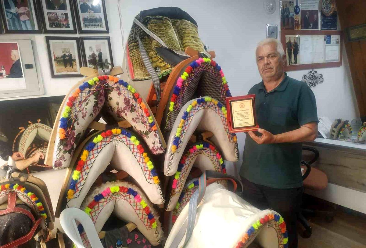 Hazine ve Maliye Bakanlığı'ndan Beypazarlı semerci ustasına plaket