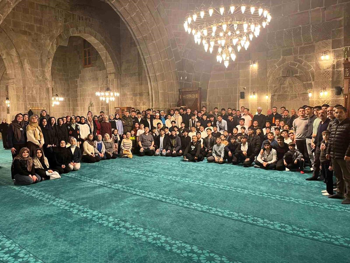 Her hafta cami ziyaretleriyle 100'üncü camide yatsı namazı kıldılar