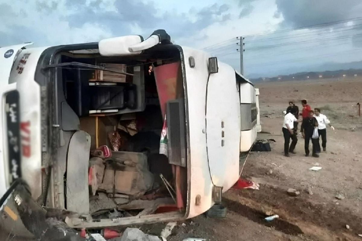 İran'da yolcu otobüsü devrildi! 8 kişi hayatını kaybetti