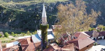 Isparta'da sarmaşıklı minare görenlerin dikkatini çekiyor