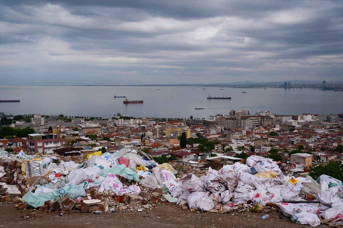İzmir'de deniz manzaralı boş alana moloz ve çöp dökülmesine tepki