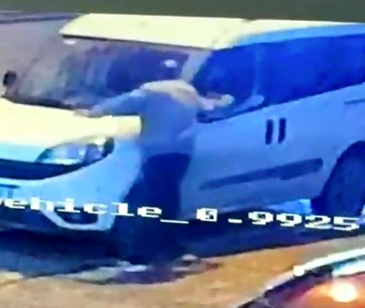 İzmir'de Park Halindeki Araçlara Yapılan Saldırı Güvenlik Kameralarına Yansıdı