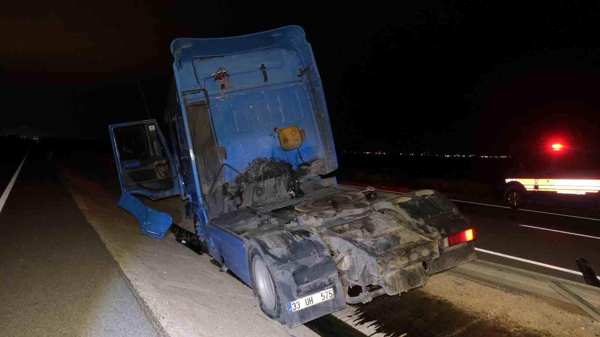 Karaman'da bariyerlere çarpan tır refüje düştü: 1 yaralı