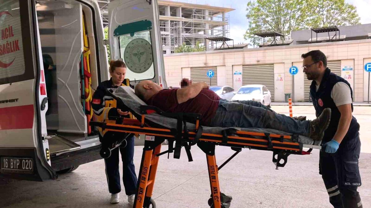 Kereste doğrama imalatesinde elini makinaya kaptıran işçi bileğinden yaralandı