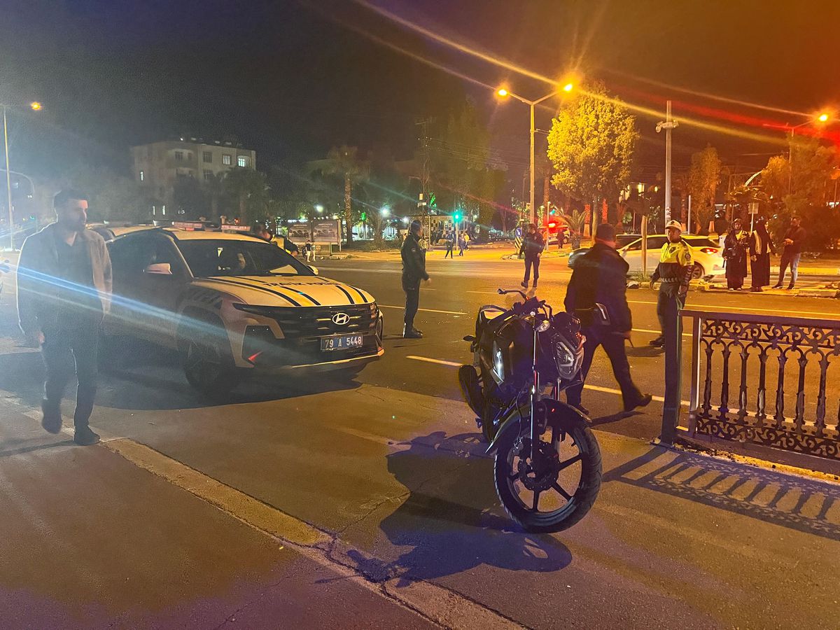 Kilis'te TIR ile motosiklet çarpıştı; 2 yaralı