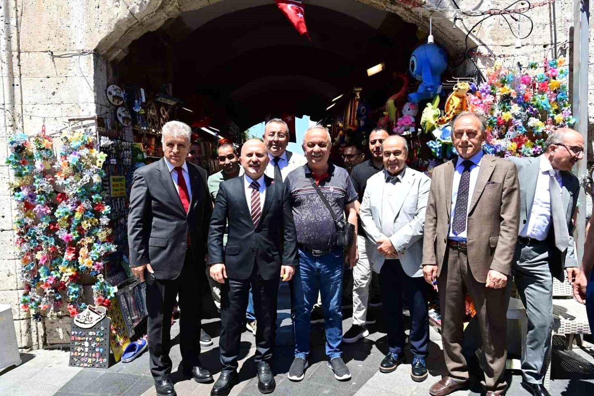 KUTO Başkanı Akdoğan, Vali Varol'a Kuşadası'nda eşlik etti