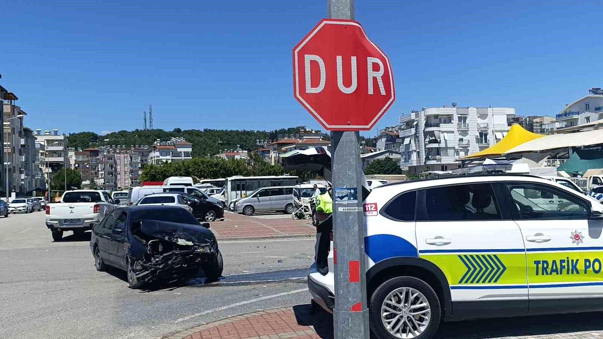 Manavgat'ta aşırı hız kaza yaptırdı: 2 yaralı