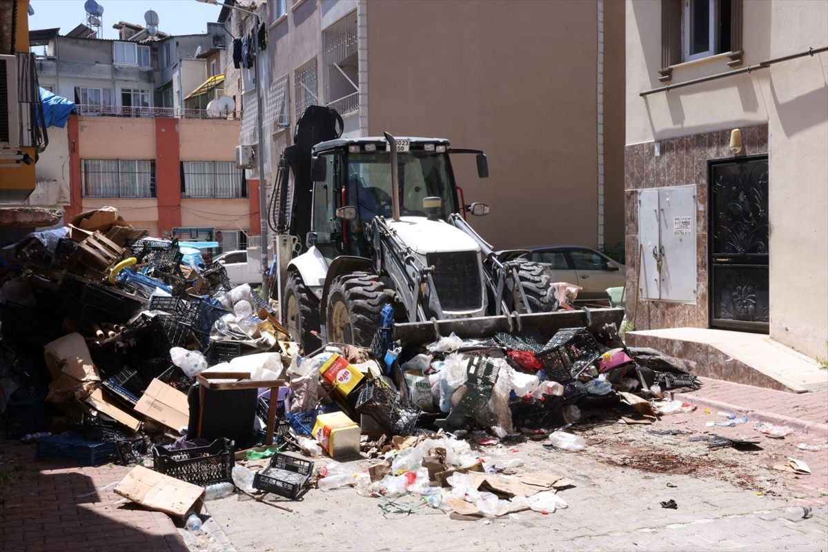 Mersin'de atık biriktirilen ev belediye ekiplerince temizlendi