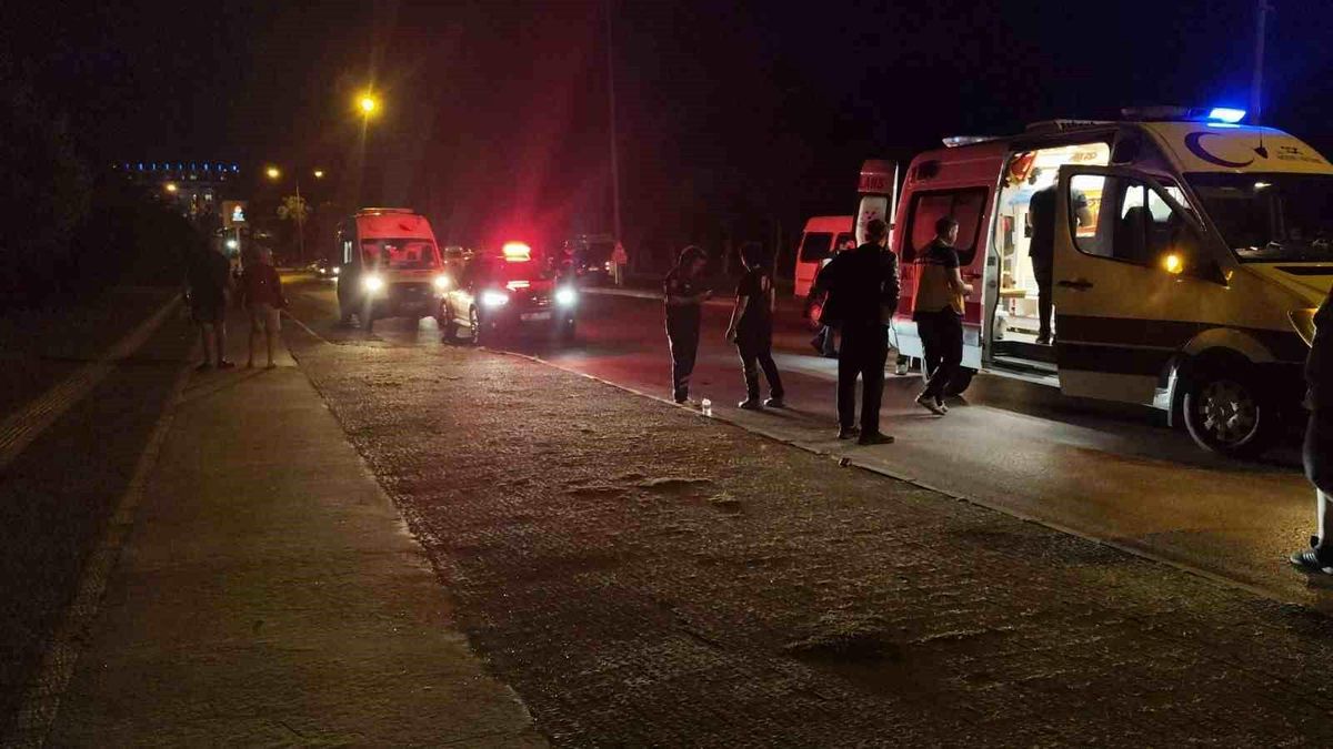 Motosikletiyle karanlıkta kaldırıma çarptı: 1 yaralı
