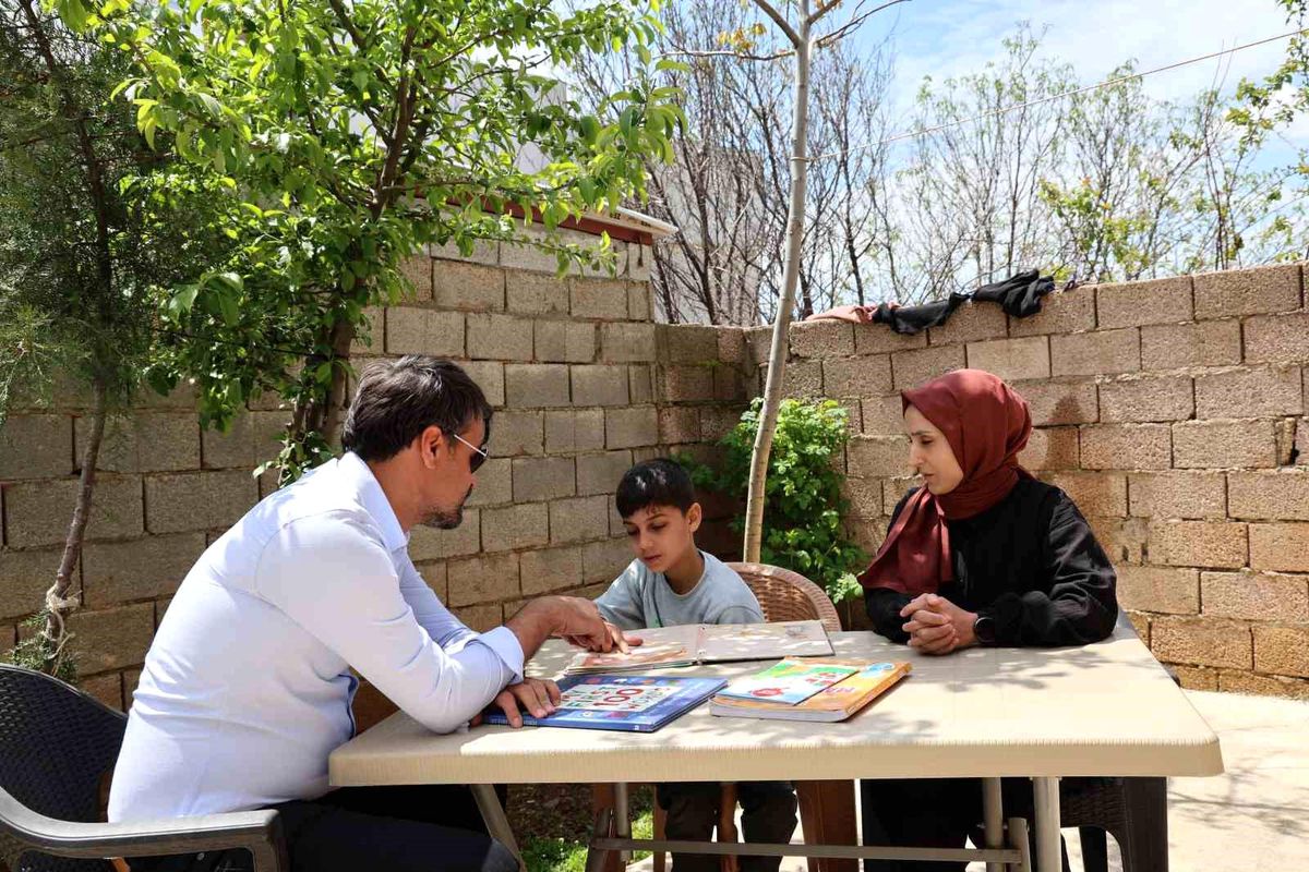 Öğretmenlerin saha çalışmasında tanıştığı özel ihtiyaçlı Zeynel, evinde aldığı eğitim desteğiyle yalnız bırakılmıyor