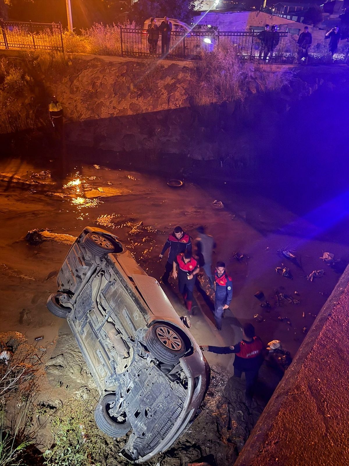 Osmaniye'de sulama kanalına devrilen otomobildeki 3 kişi yaralandı