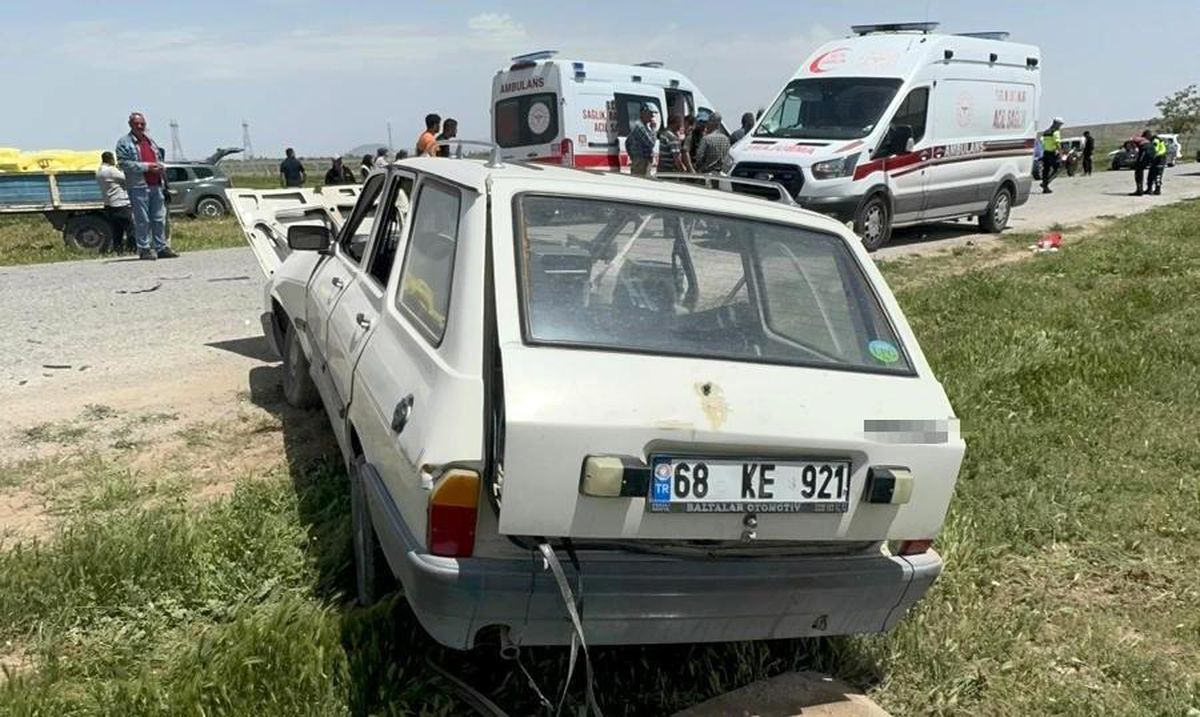 Otomobille hafif ticari araç çarpıştı: 4 yaralı