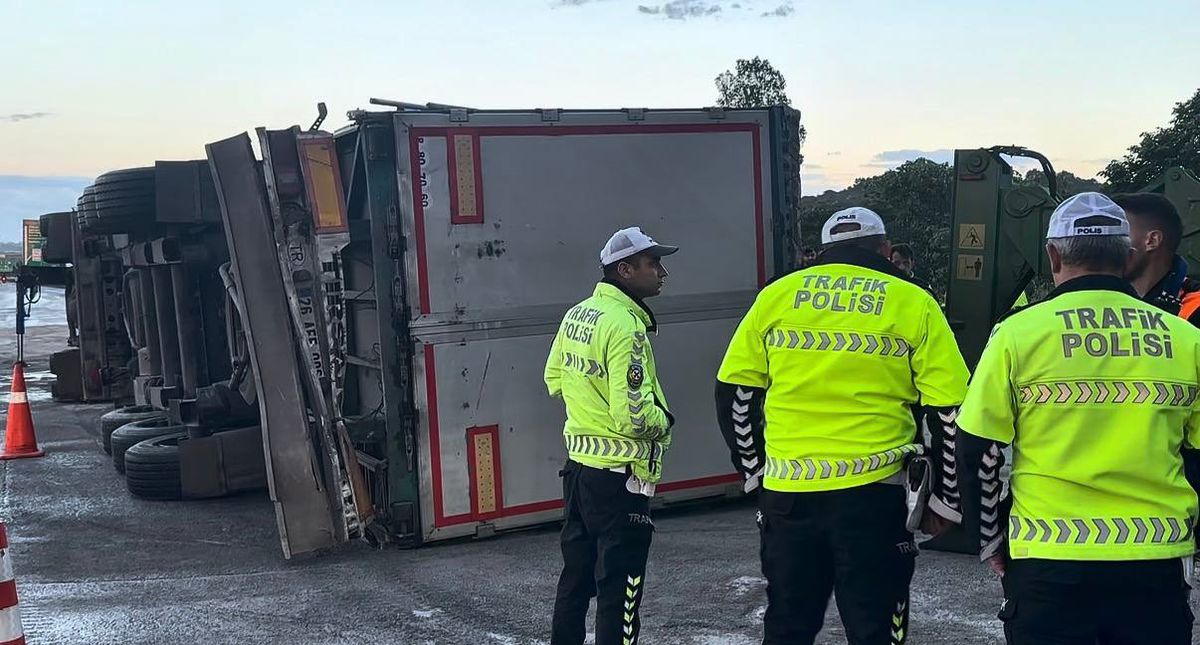 Pendik'te dorsesi devrilen TIR, kaldırma çalışmaları sırasında yan yattı