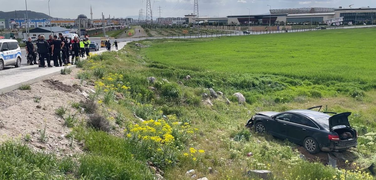 Polisin 'dur' ihtarına uymayan sürücünün otomobili şarampole yuvarlandı