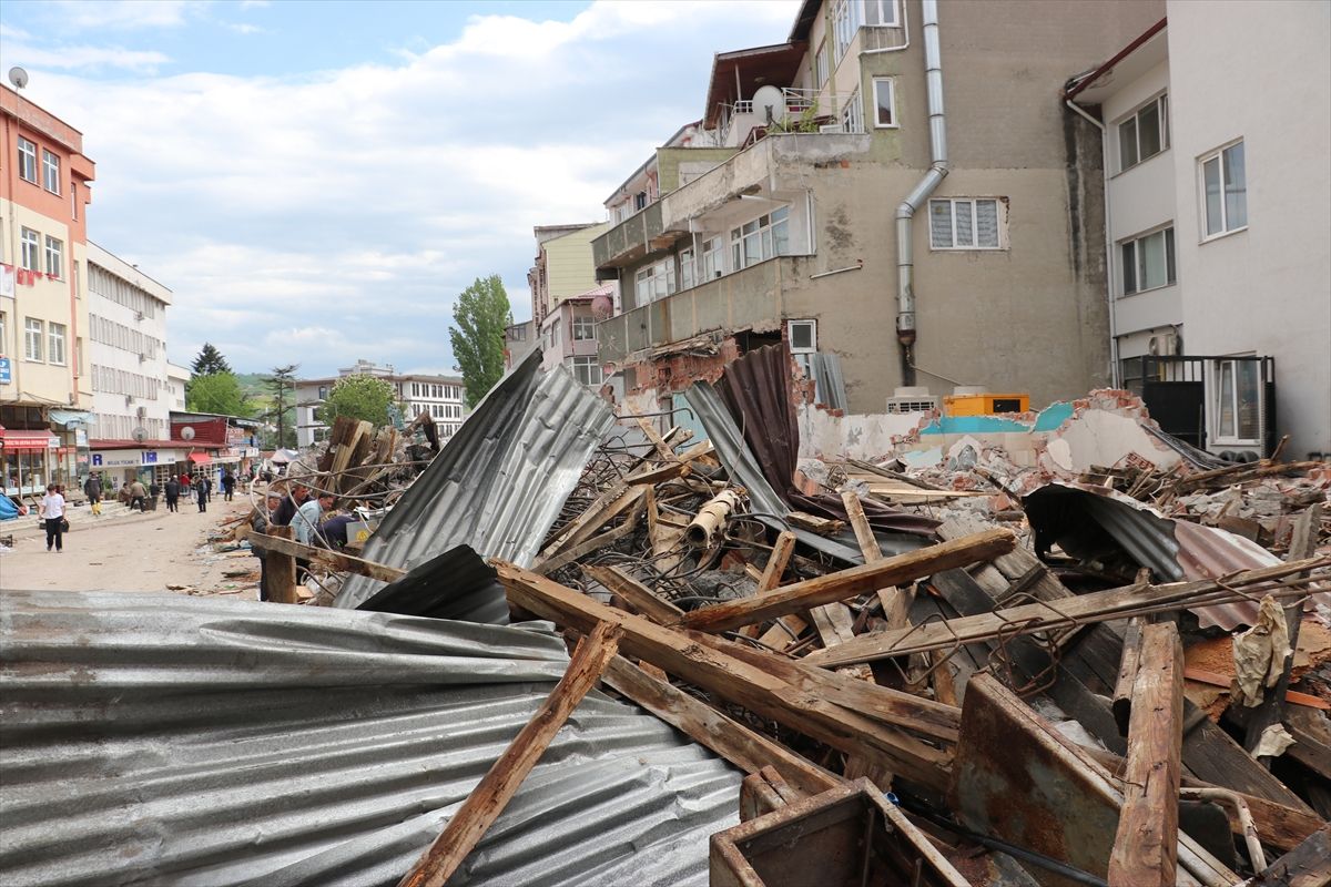 Samsun'un Havza ilçesinde dere güzergahında bulunan iş yerlerinin yıkımı sürüyor