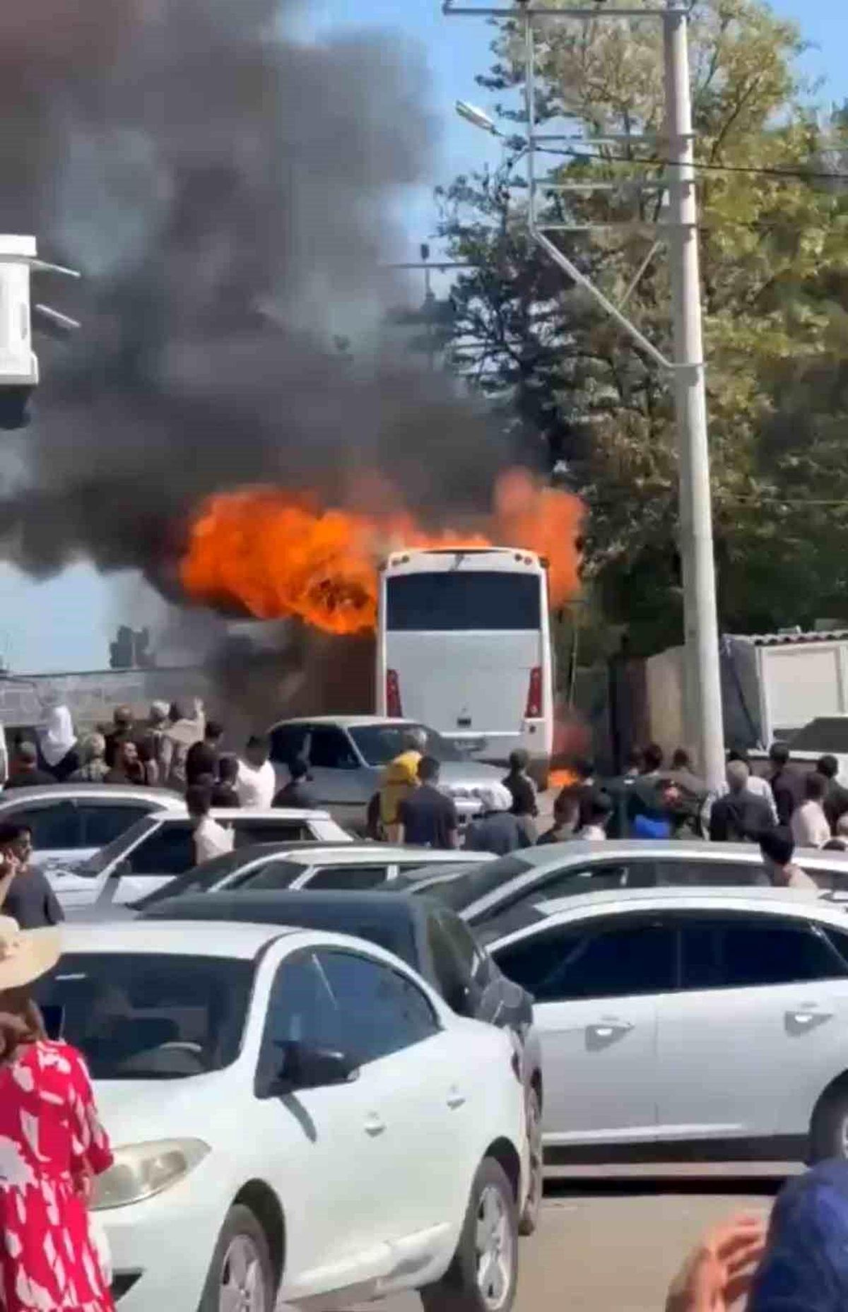 Şanlıurfa'da tur otobüsü alev aldı