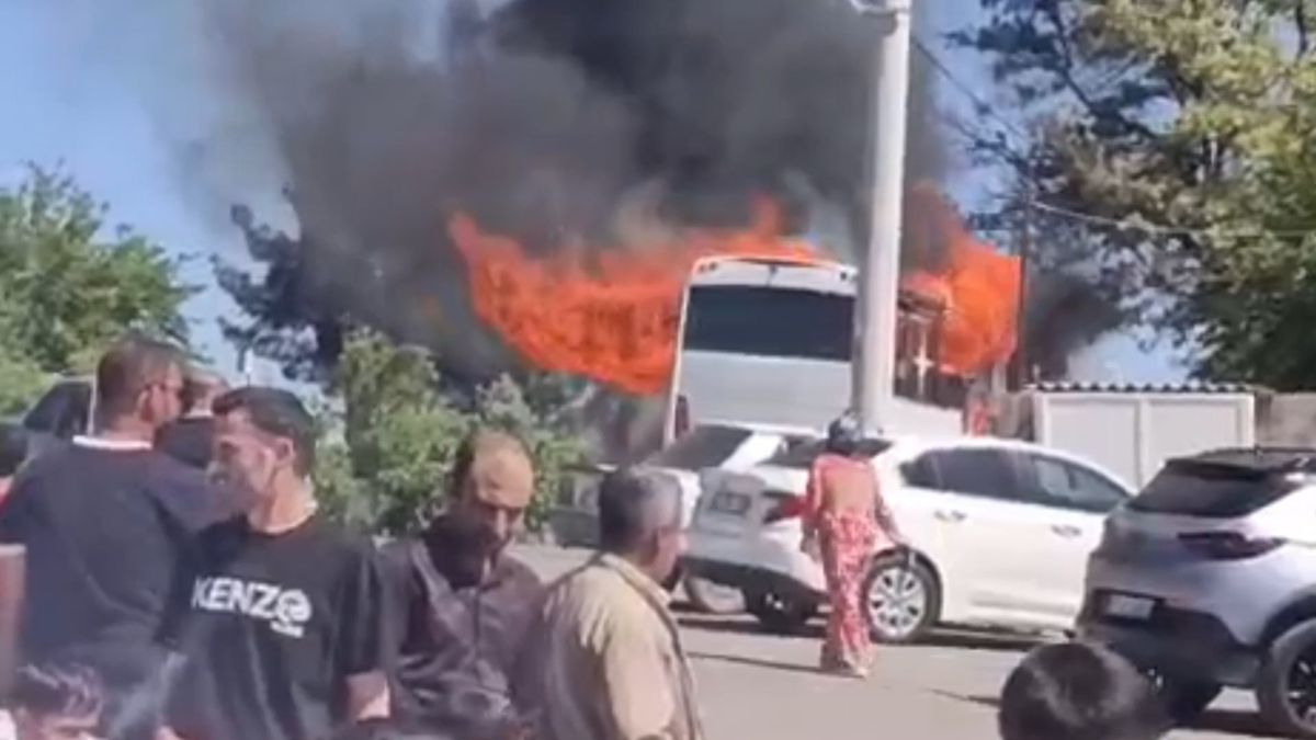 Şanlıurfa'da tur otobüsü alev alev yandı