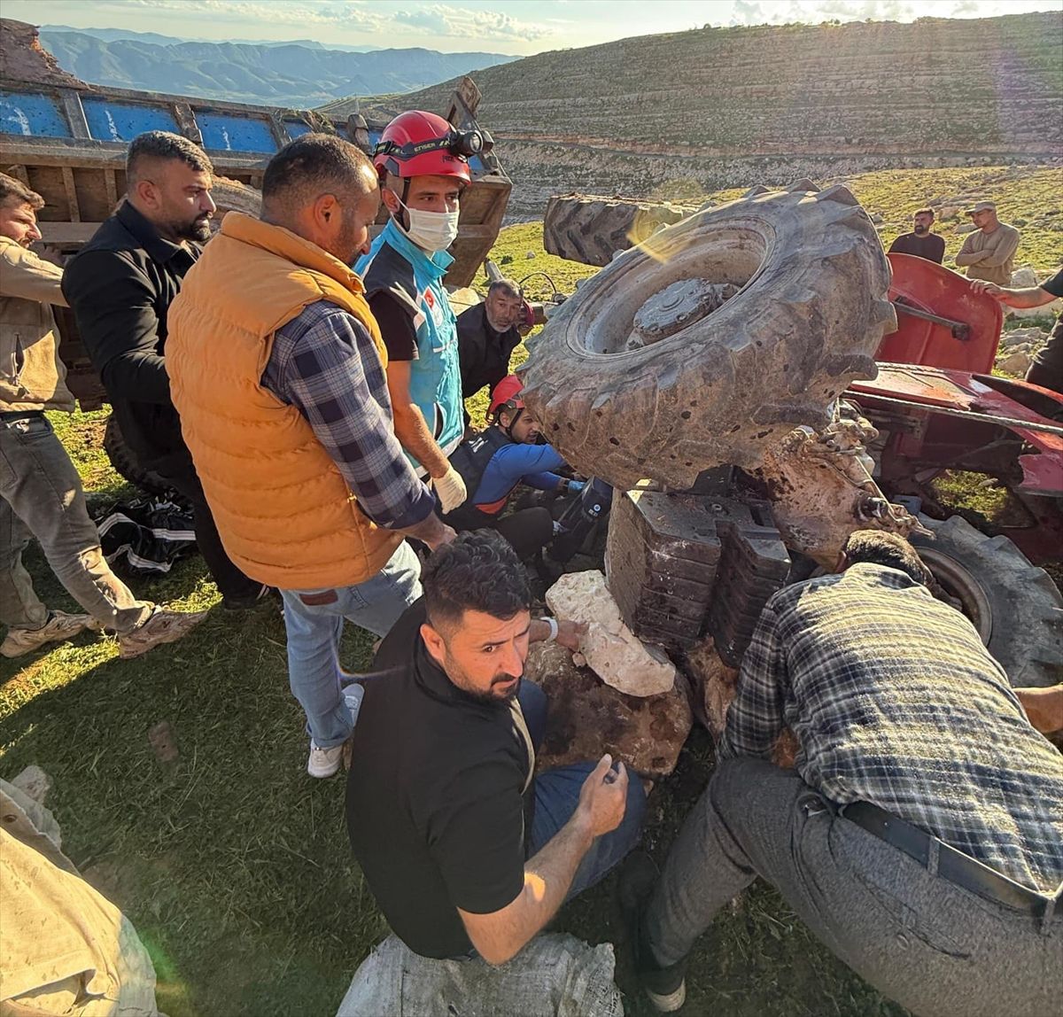 Siirt'te devrilen traktördeki 2 kişi öldü
