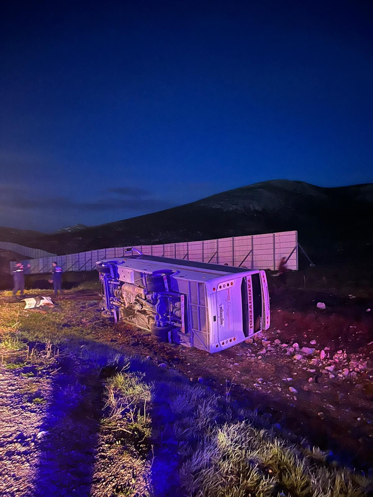 Sivas'ta taraftarları taşıyan yolcu midibüsünün devrilmesi sonucu 18 kişi yaralandı