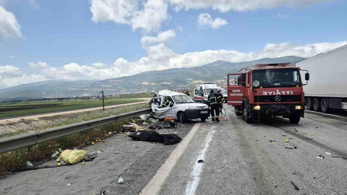 TAG Otoyolu'nda tır hafif ticari araca arkadan çarptı: 2 ölü, 2 yaralı