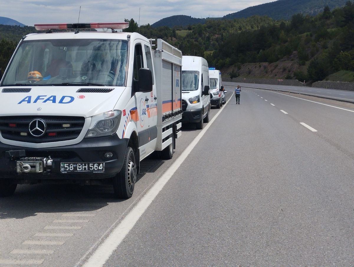 Takla atan otomobildeki 1 kişi öldü, 1 kişi yaralandı; çaya düştüğü değerlendirilen kişi aranıyor