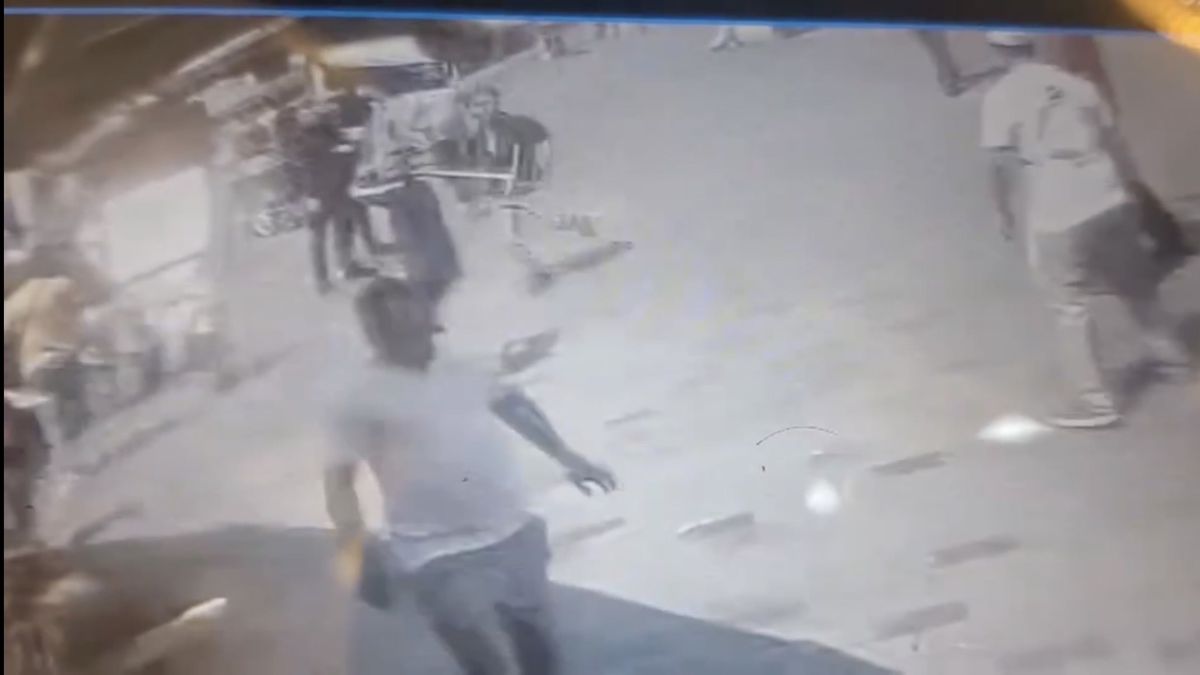 Taksim'de kazmayla esnafa saldırdılar; tekme tokat dayak yediler