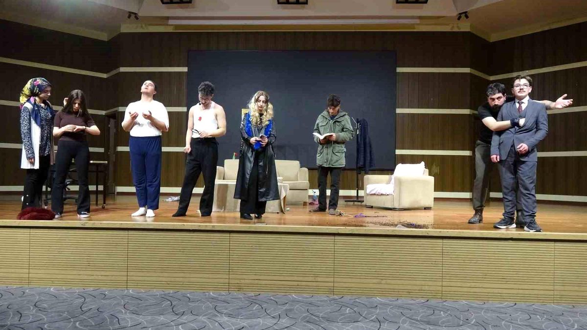 Tarım ve tiyatro bir arada: 'Son Hasat' izleyenleri mest etti