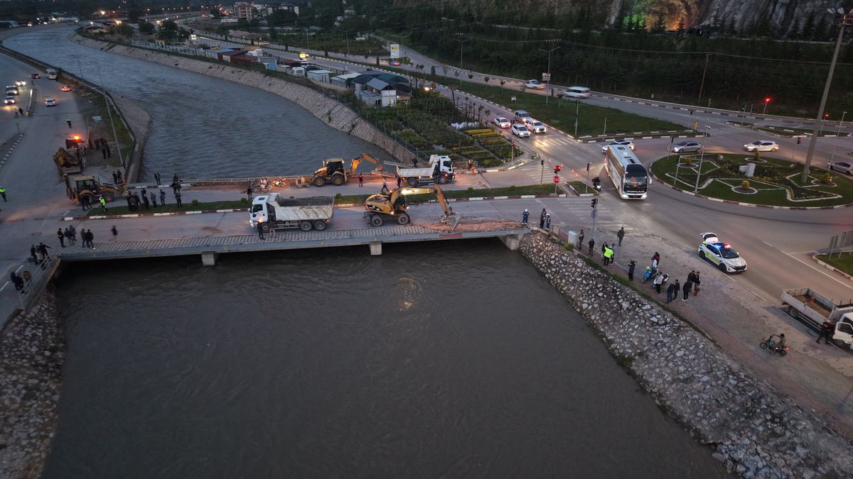 Tokat'ta Çedaş Kavşağı Köprüsü'nün yıkımına başlandı