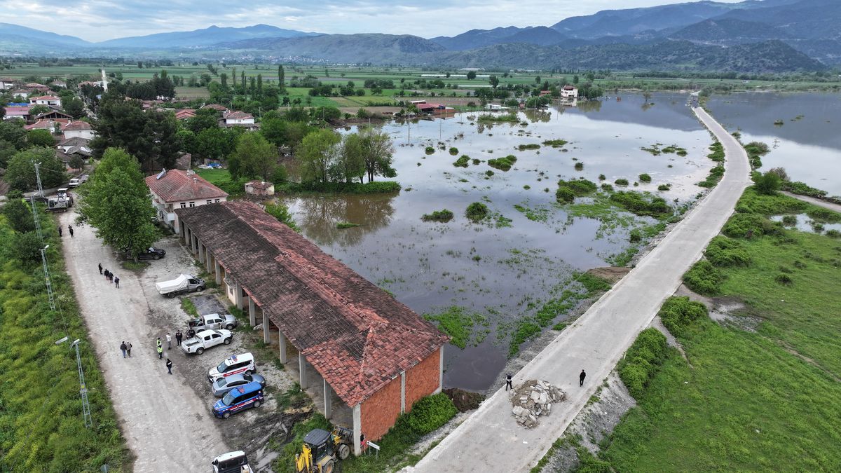 Tokat'ta taşkın nedeniyle tahliye edilen köyde son durum havadan görüntülendi