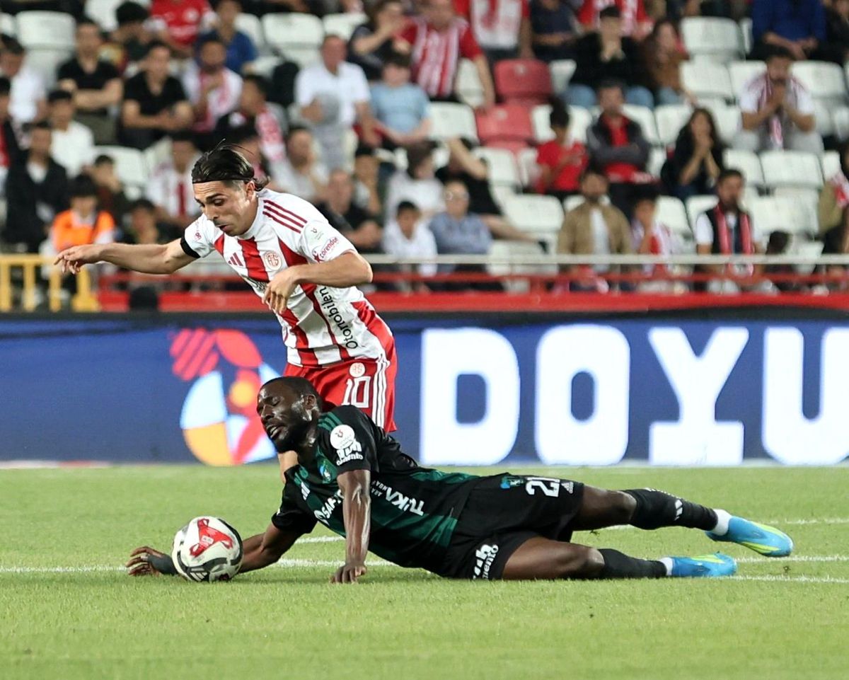Trendyol Süper Lig: Antalyaspor: 0 Kocaelispor: 0 (İlk yarı)