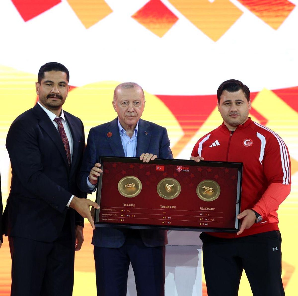 Taha Akgül ve Rıza Kayaalp'ten Erdoğan'a güreş tablosu