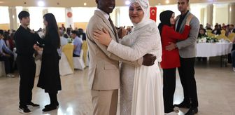 Üniversiteli gençler rektörlüğün desteğiyle üniversite yerleşkesinde düzenlenen düğünle evlendi
