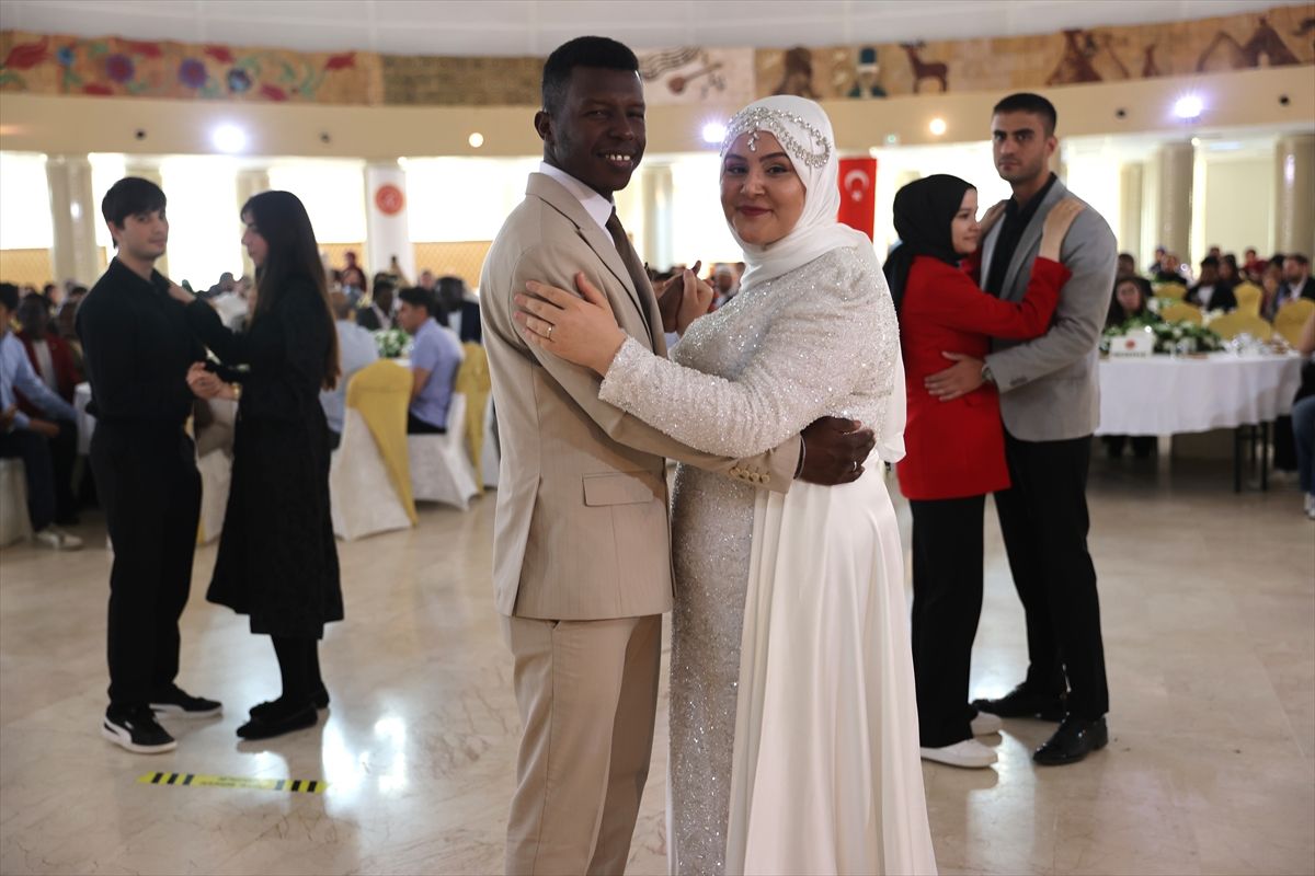 Üniversiteli gençler rektörlüğün desteğiyle üniversite yerleşkesinde düzenlenen düğünle evlendi